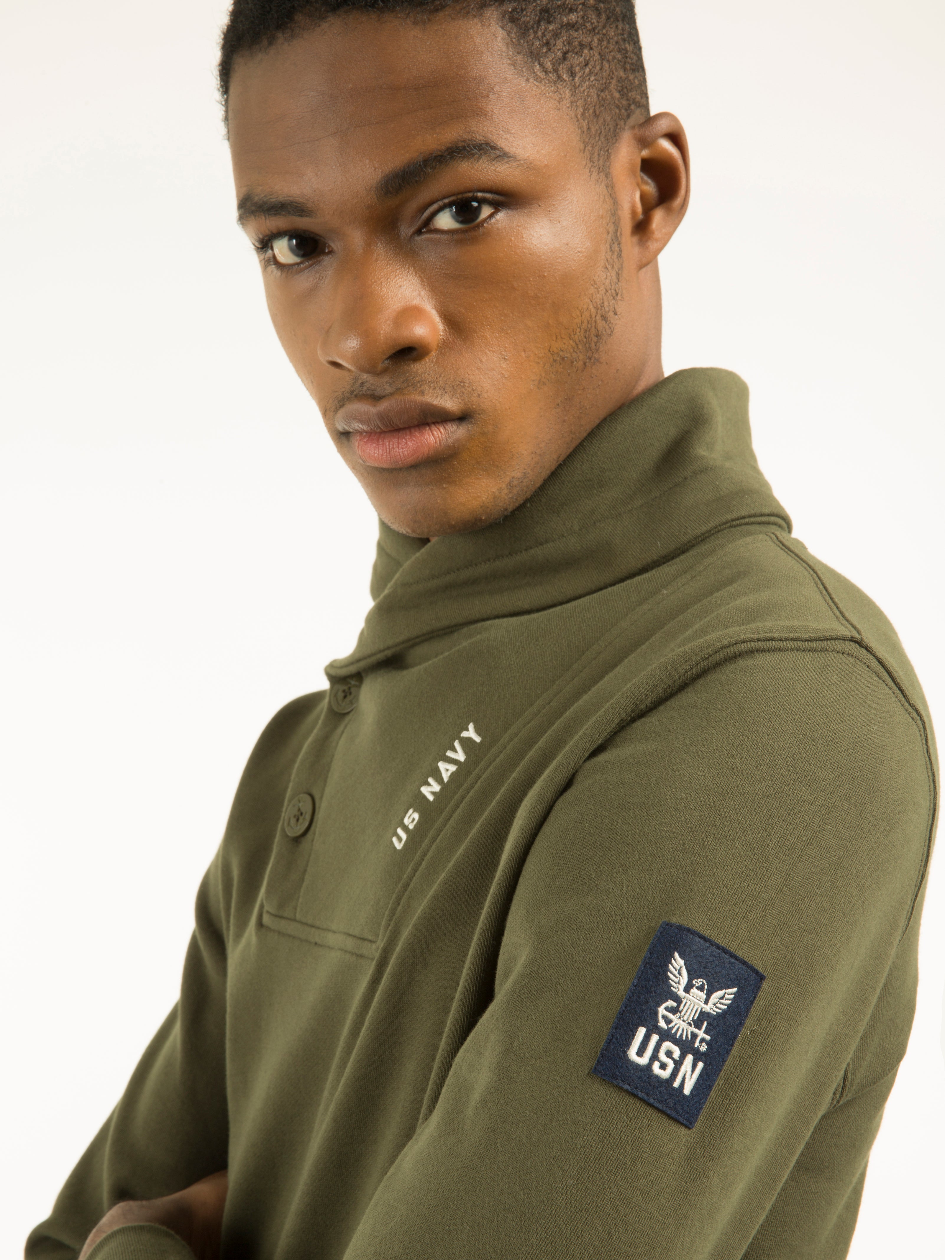 FELPA CON COLLO SCIALLATO VERDE MILITARE